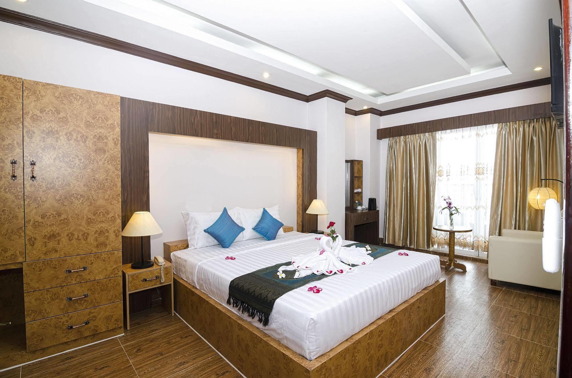 Phuminh Hotel Riverside Phnom Penh Bagian luar foto